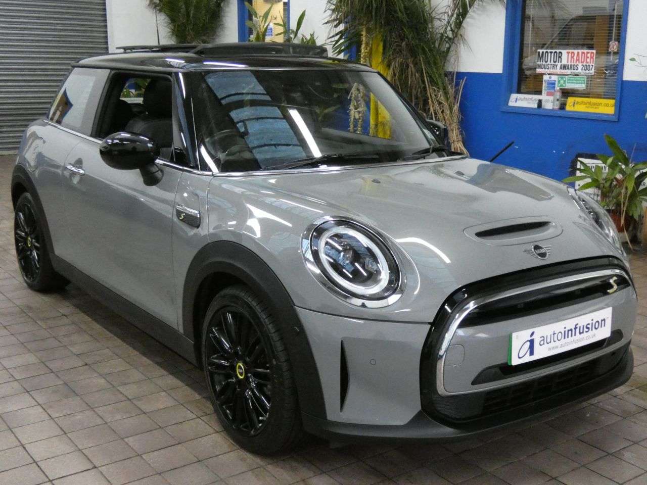 A 2021 MINI ELECTRIC HATCH Cooper SE 32.6kWh Level 3 Hatchback 3dr Electric Auto (184 ps) 1 OWNER SERV A 2021 MINI ELECTRIC HATCH Cooper SE 32.6kWh Level 3 Hatchback 3dr Electric Auto (184 ps) 1 OWNER SERV