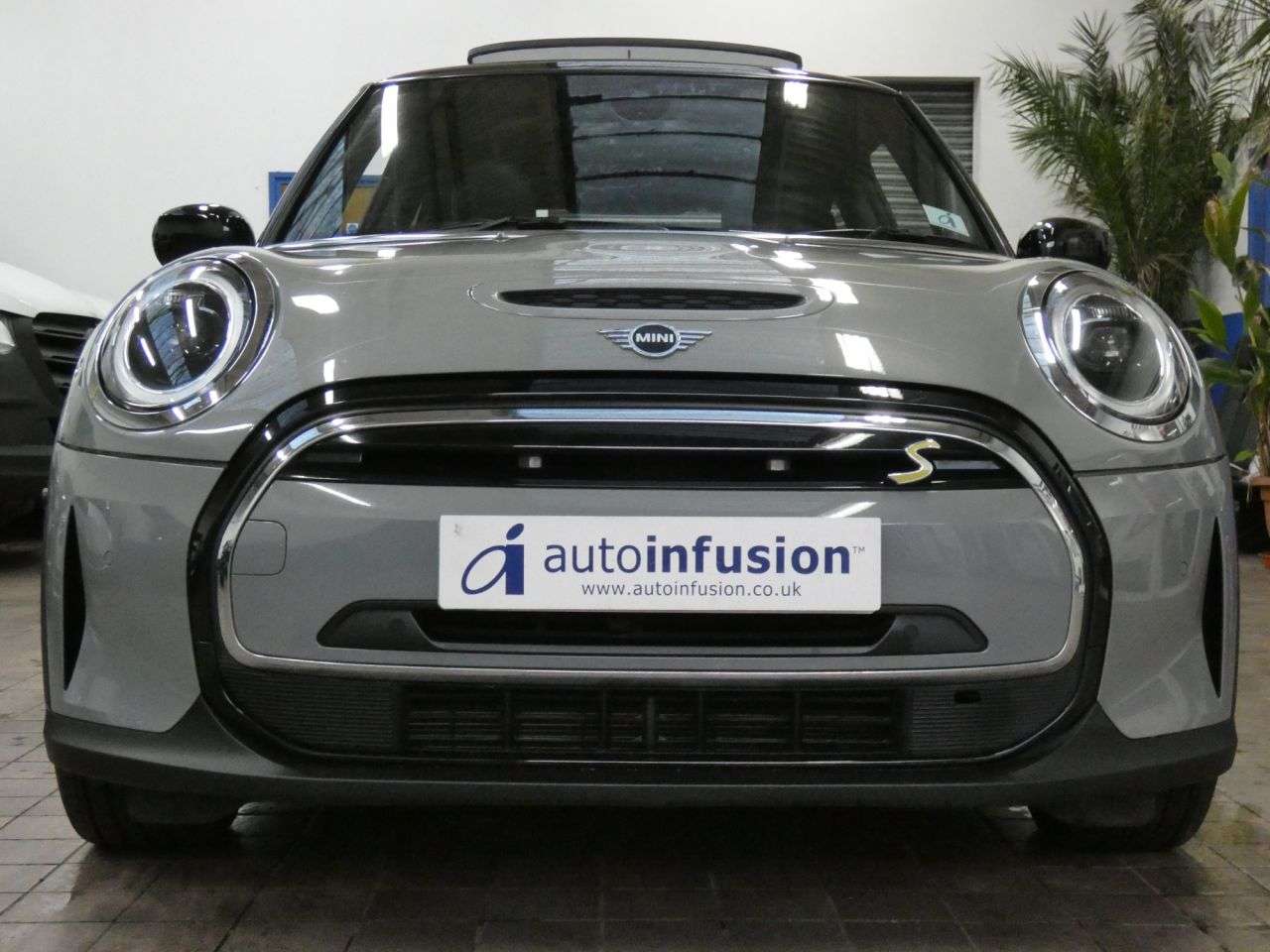 A 2021 MINI ELECTRIC HATCH Cooper SE 32.6kWh Level 3 Hatchback 3dr Electric Auto (184 ps) 1 OWNER SERV A 2021 MINI ELECTRIC HATCH Cooper SE 32.6kWh Level 3 Hatchback 3dr Electric Auto (184 ps) 1 OWNER SERV