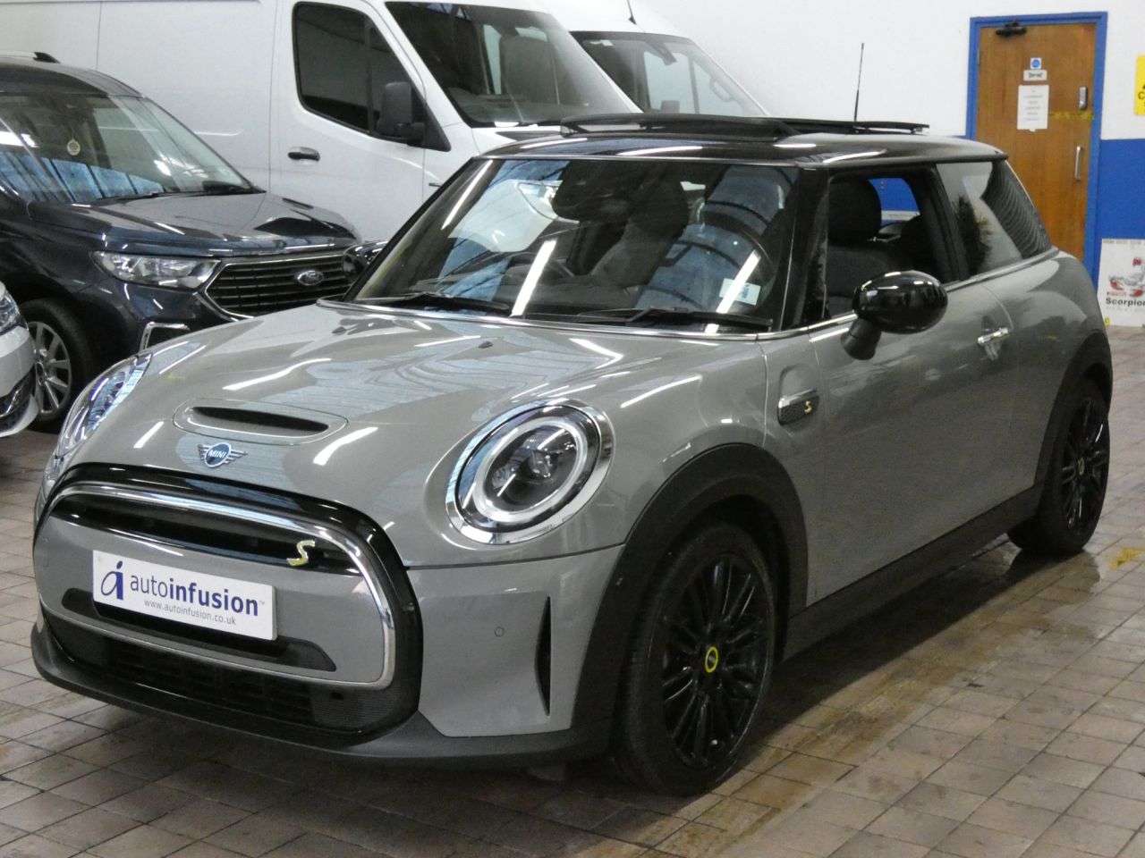 A 2021 MINI ELECTRIC HATCH Cooper SE 32.6kWh Level 3 Hatchback 3dr Electric Auto (184 ps) 1 OWNER SERV A 2021 MINI ELECTRIC HATCH Cooper SE 32.6kWh Level 3 Hatchback 3dr Electric Auto (184 ps) 1 OWNER SERV