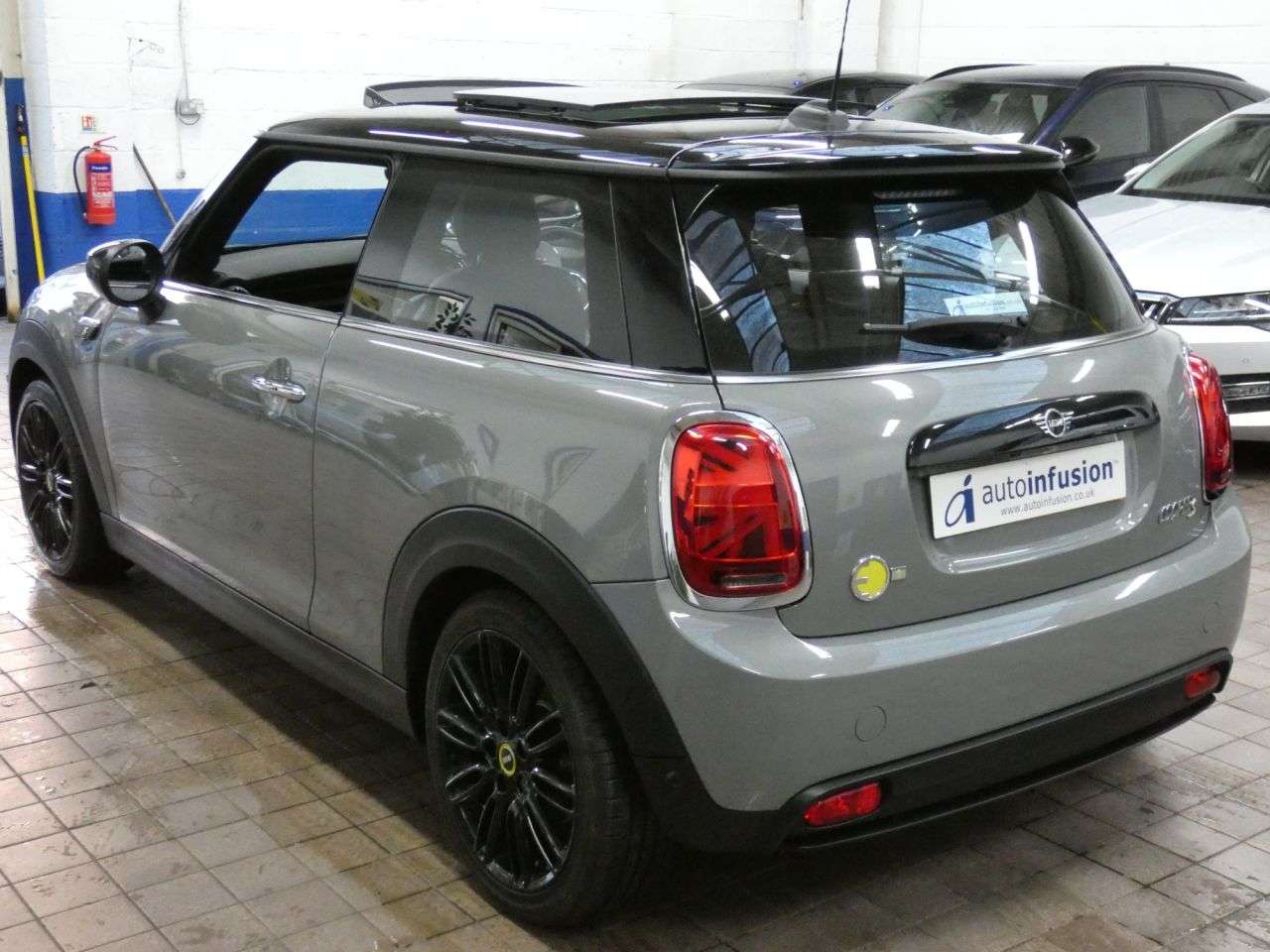 A 2021 MINI ELECTRIC HATCH Cooper SE 32.6kWh Level 3 Hatchback 3dr Electric Auto (184 ps) 1 OWNER SERV A 2021 MINI ELECTRIC HATCH Cooper SE 32.6kWh Level 3 Hatchback 3dr Electric Auto (184 ps) 1 OWNER SERV