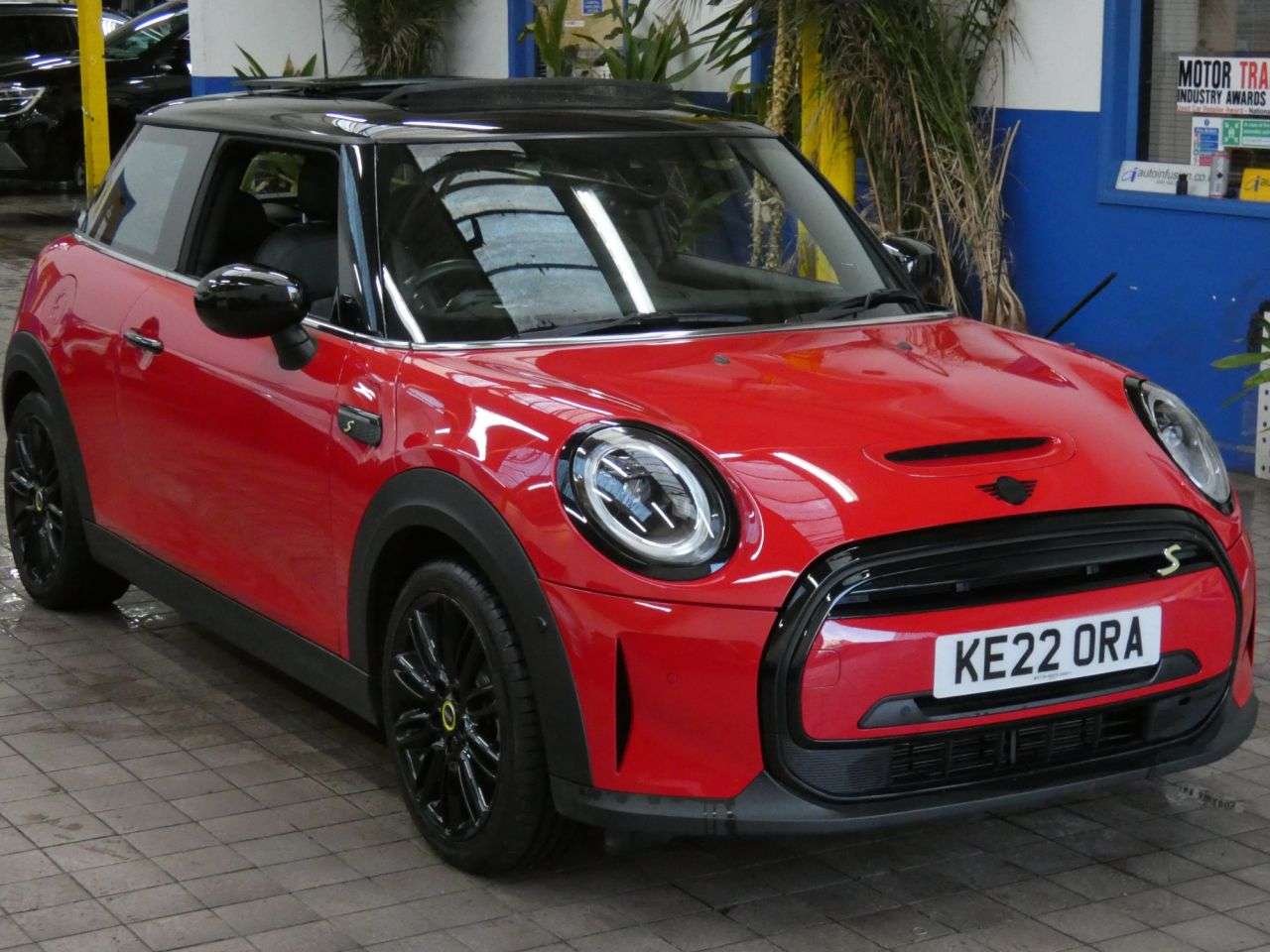 A 2022 MINI ELECTRIC HATCH Cooper SE 32.6kWh Level 3 Hatchback 3dr Electric Auto (184 ps) GENUINE LOW A 2022 MINI ELECTRIC HATCH Cooper SE 32.6kWh Level 3 Hatchback 3dr Electric Auto (184 ps) GENUINE LOW