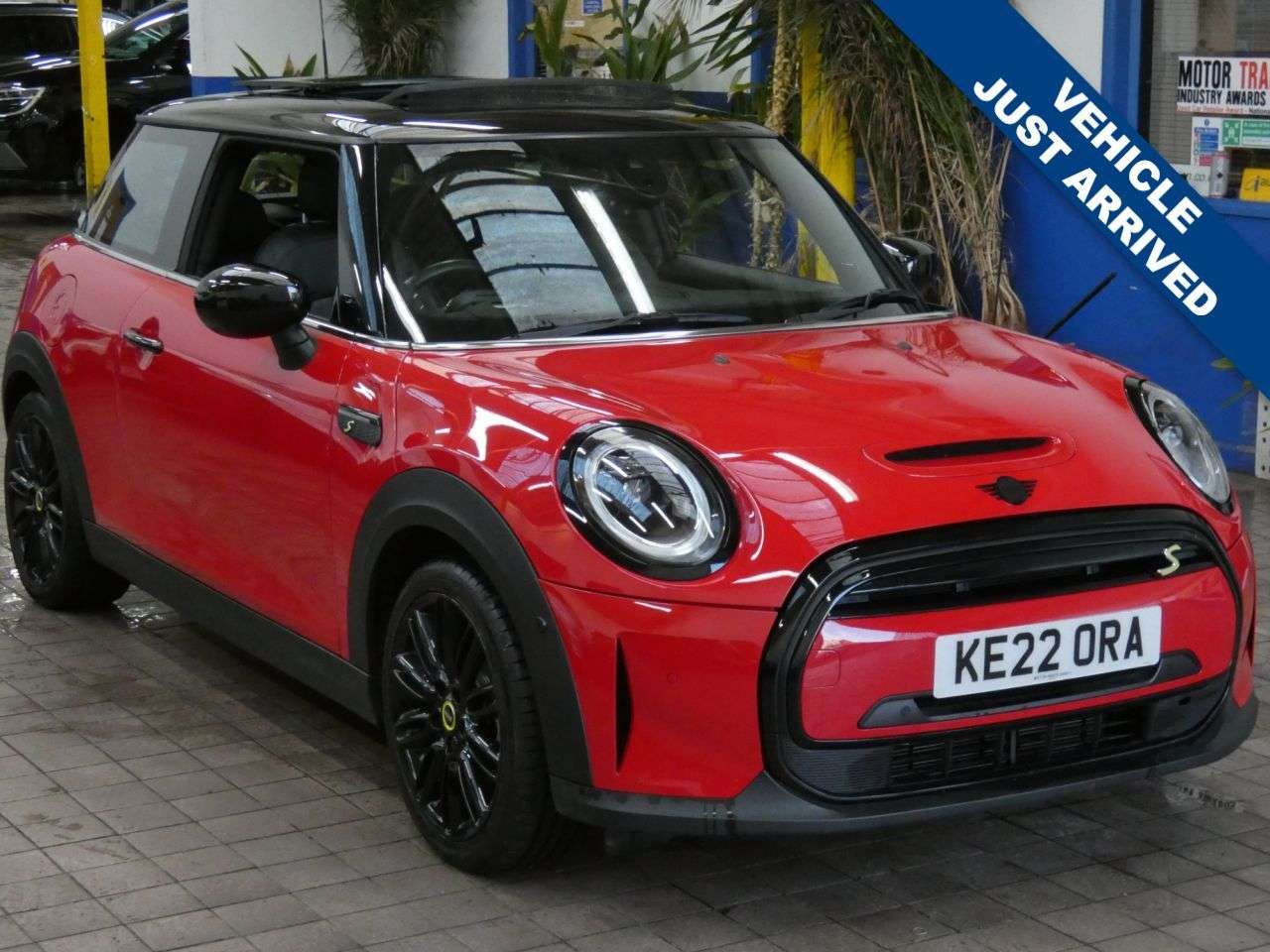 A 2022 MINI ELECTRIC HATCH Cooper SE 32.6kWh Level 3 Hatchback 3dr Electric Auto (184 ps) GENUINE LOW A 2022 MINI ELECTRIC HATCH Cooper SE 32.6kWh Level 3 Hatchback 3dr Electric Auto (184 ps) GENUINE LOW