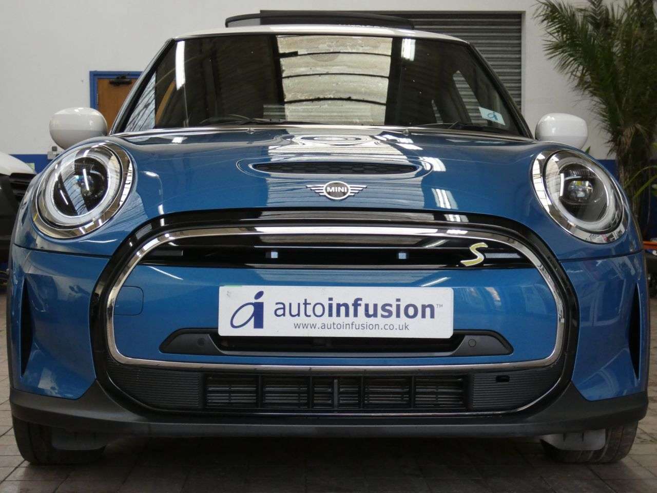 A 2023 MINI ELECTRIC HATCH Cooper SE 32.6kWh Level 3 Hatchback 3dr Electric Auto (184 ps) LOW MILES MI A 2023 MINI ELECTRIC HATCH Cooper SE 32.6kWh Level 3 Hatchback 3dr Electric Auto (184 ps) LOW MILES MI