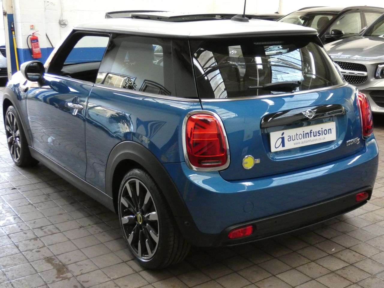 A 2023 MINI ELECTRIC HATCH Cooper SE 32.6kWh Level 3 Hatchback 3dr Electric Auto (184 ps) LOW MILES MI A 2023 MINI ELECTRIC HATCH Cooper SE 32.6kWh Level 3 Hatchback 3dr Electric Auto (184 ps) LOW MILES MI