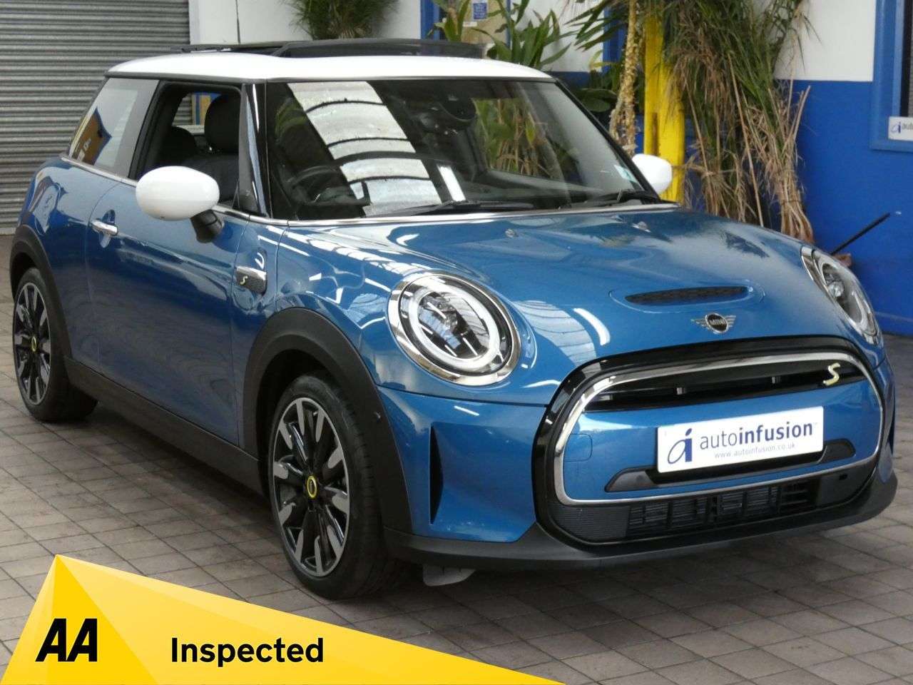 A 2023 MINI ELECTRIC HATCH Cooper SE 32.6kWh Level 3 Hatchback 3dr Electric Auto (184 ps) LOW MILES 1 A 2023 MINI ELECTRIC HATCH Cooper SE 32.6kWh Level 3 Hatchback 3dr Electric Auto (184 ps) LOW MILES 1