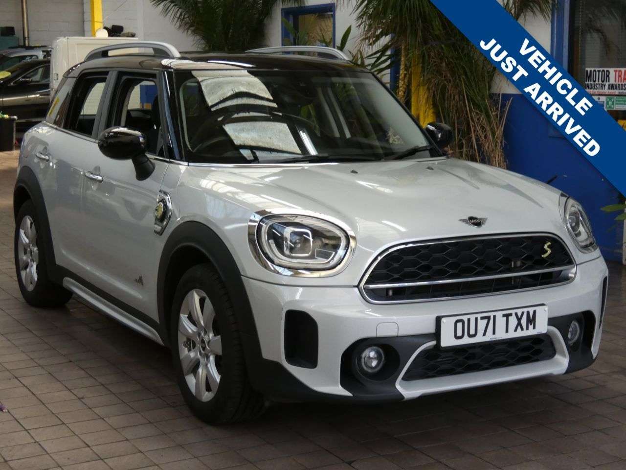 A 2021 MINI COUNTRYMAN 1.5 10kWh Cooper SE Classic SUV 5dr Petrol Plug-in Hybrid Auto ALL4 Euro 6 A 2021 MINI COUNTRYMAN 1.5 10kWh Cooper SE Classic SUV 5dr Petrol Plug-in Hybrid Auto ALL4 Euro 6