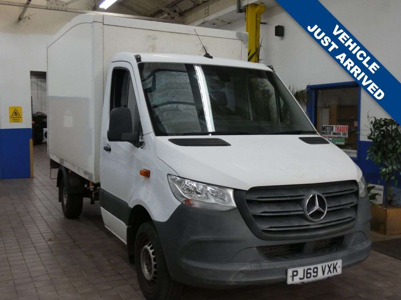 A 2019 MERCEDES-BENZ SPRINTER 2.1 314 CDI Chassis Cab 2dr Diesel Manual RWD L2 Euro 6 (143 ps) SERVICE HI A 2019 MERCEDES-BENZ SPRINTER 2.1 314 CDI Chassis Cab 2dr Diesel Manual RWD L2 Euro 6 (143 ps) SERVICE HI