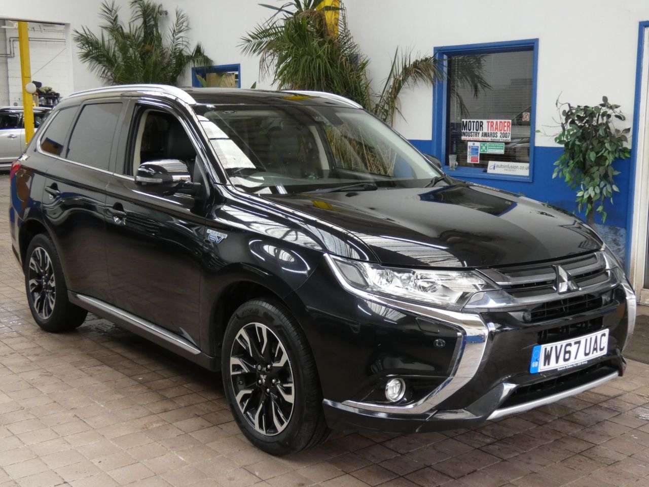A 2017 MITSUBISHI OUTLANDER 2.0h 12kWh 4hs SUV 5dr Petrol Plug-in Hybrid CVT 4WD Euro 6 (s/s) (200 ps) A 2017 MITSUBISHI OUTLANDER 2.0h 12kWh 4hs SUV 5dr Petrol Plug-in Hybrid CVT 4WD Euro 6 (s/s) (200 ps)