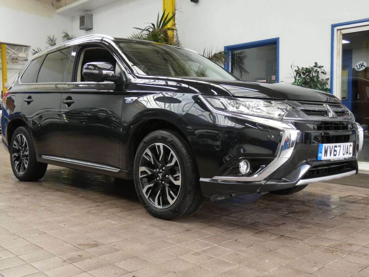 A 2017 MITSUBISHI OUTLANDER 2.0h 12kWh 4hs SUV 5dr Petrol Plug-in Hybrid CVT 4WD Euro 6 (s/s) (200 ps) A 2017 MITSUBISHI OUTLANDER 2.0h 12kWh 4hs SUV 5dr Petrol Plug-in Hybrid CVT 4WD Euro 6 (s/s) (200 ps)