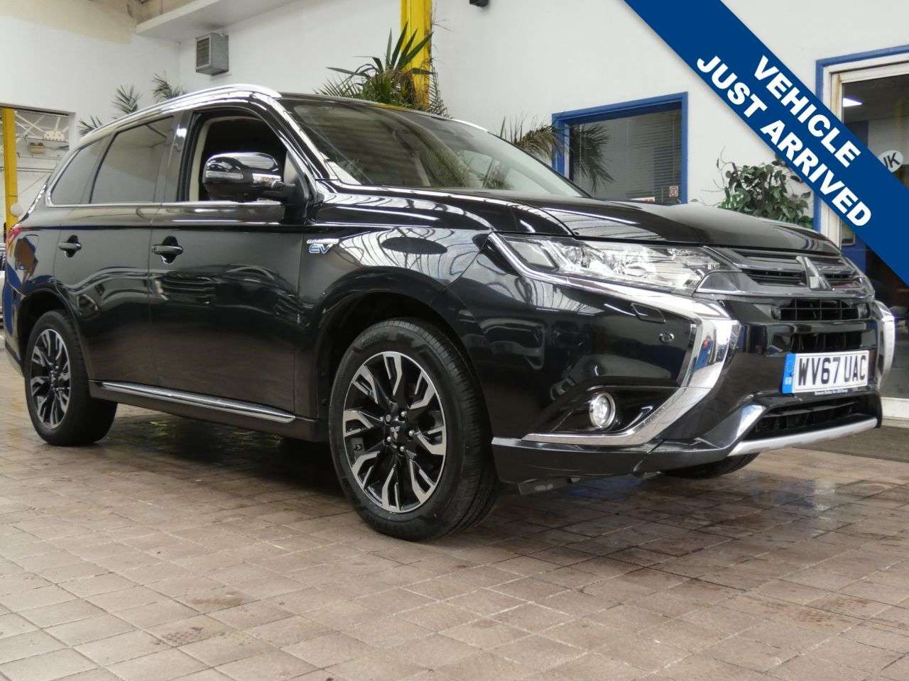 A 2017 MITSUBISHI OUTLANDER 2.0h 12kWh 4hs SUV 5dr Petrol Plug-in Hybrid CVT 4WD Euro 6 (s/s) (200 ps) A 2017 MITSUBISHI OUTLANDER 2.0h 12kWh 4hs SUV 5dr Petrol Plug-in Hybrid CVT 4WD Euro 6 (s/s) (200 ps)