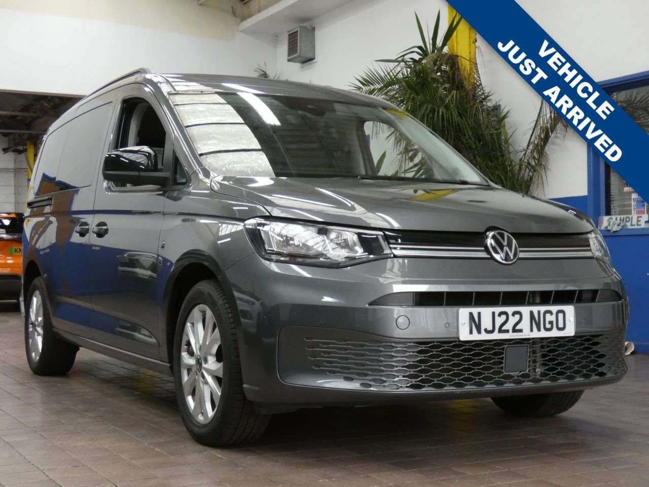 A 2022 VOLKSWAGEN CADDY MAXI 2.0 TDI Life MPV 5dr Diesel Manual Euro 6 (s/s) (102 ps) 1 OWNER SERVICE HI A 2022 VOLKSWAGEN CADDY MAXI 2.0 TDI Life MPV 5dr Diesel Manual Euro 6 (s/s) (102 ps) 1 OWNER SERVICE HI