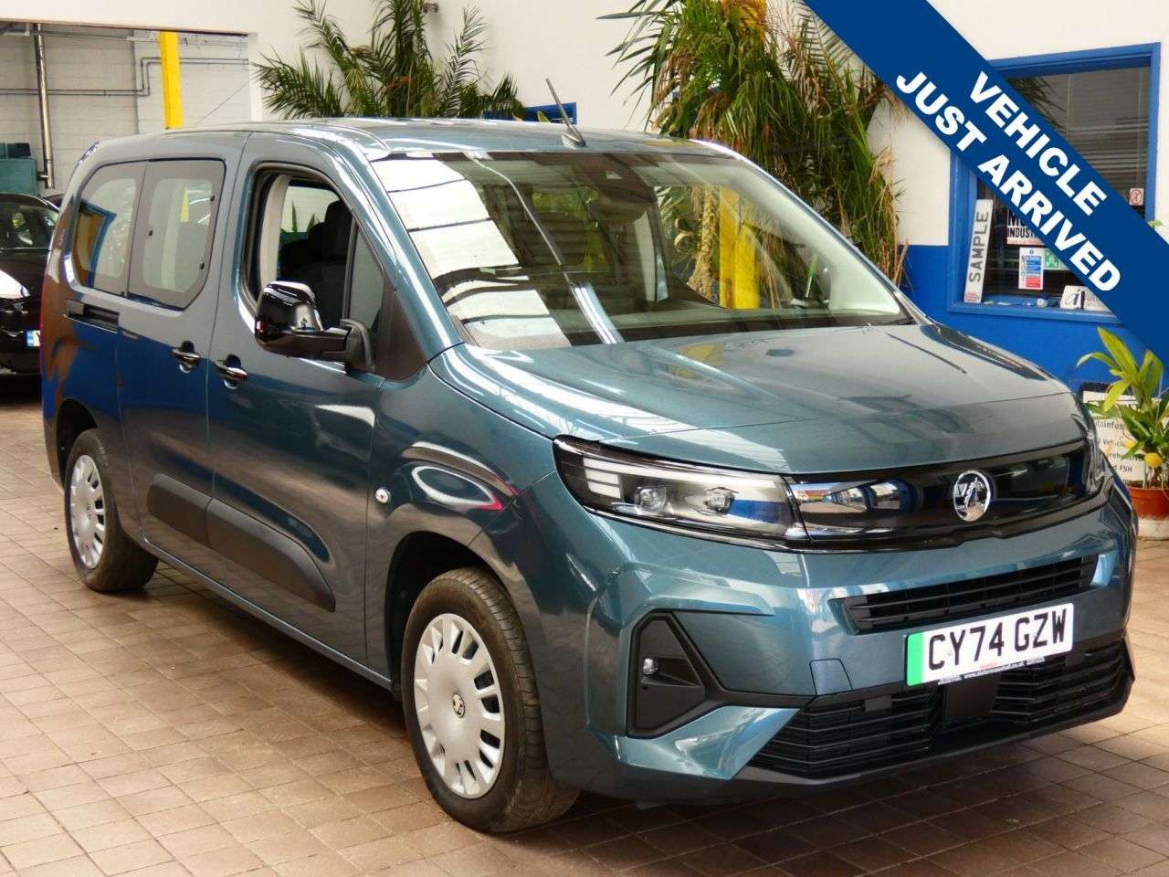 A 2025 VAUXHALL COMBO LIFE ELECTRIC 52kWh Design XL MPV 5dr Electric Auto (7.4kW Charger) (136 ps) LOW MILES 1 A 2025 VAUXHALL COMBO LIFE ELECTRIC 52kWh Design XL MPV 5dr Electric Auto (7.4kW Charger) (136 ps) LOW MILES 1