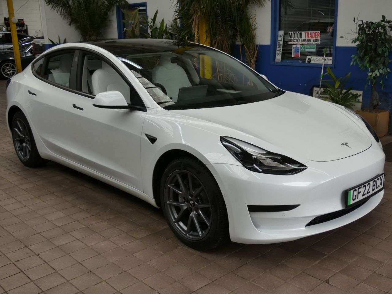 A 2022 TESLA MODEL 3 Standard Range Plus Saloon 4dr Electric Auto RWD (241 bhp) 1 OWNER SERVICE A 2022 TESLA MODEL 3 Standard Range Plus Saloon 4dr Electric Auto RWD (241 bhp) 1 OWNER SERVICE