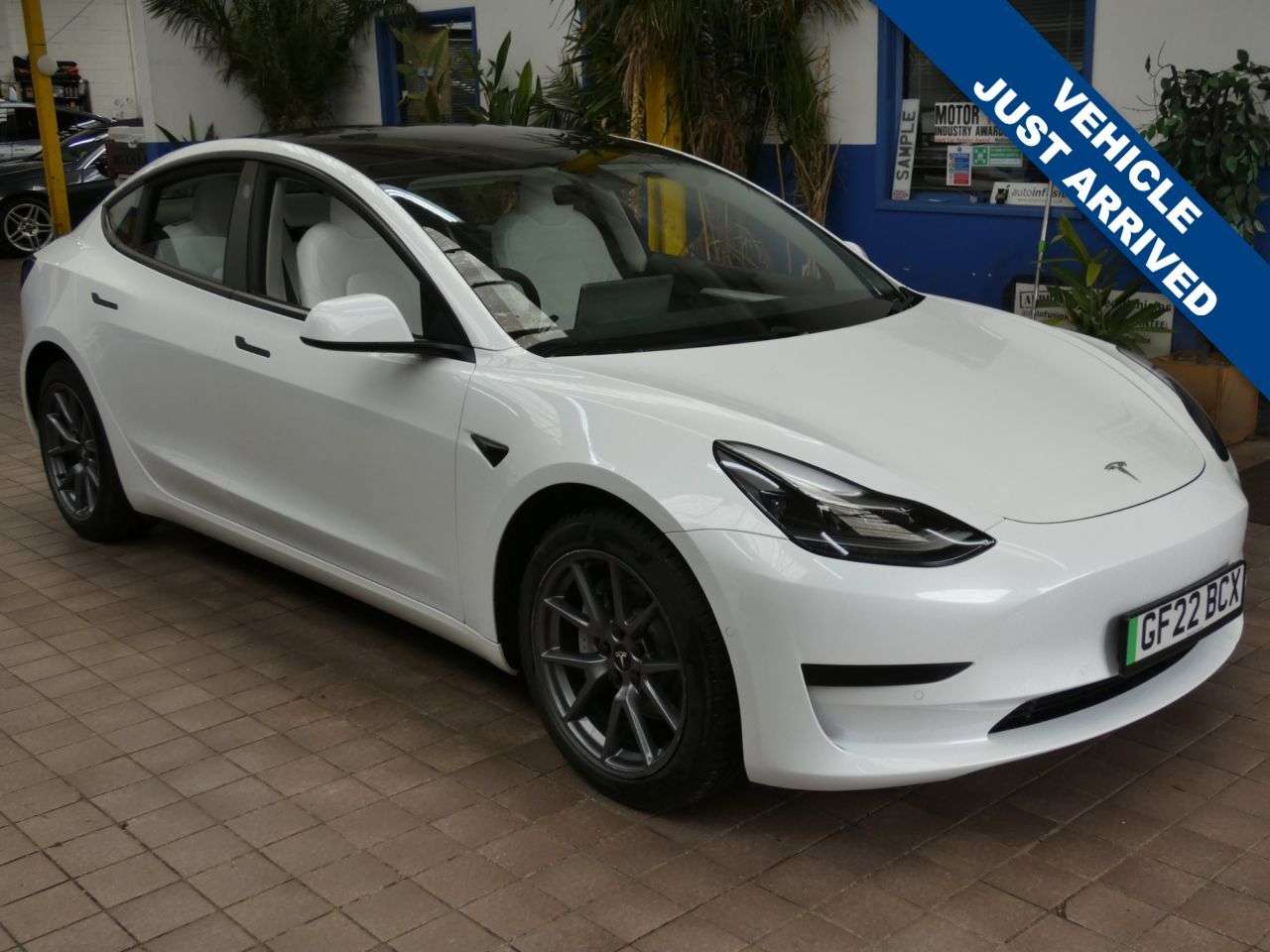 A 2022 TESLA MODEL 3 Standard Range Plus Saloon 4dr Electric Auto RWD (241 bhp) 1 OWNER SERVICE A 2022 TESLA MODEL 3 Standard Range Plus Saloon 4dr Electric Auto RWD (241 bhp) 1 OWNER SERVICE