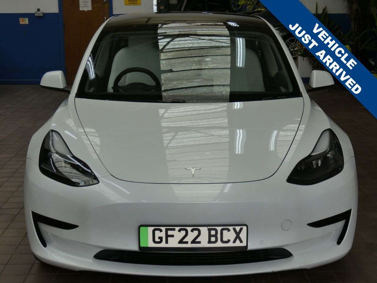 A 2022 TESLA MODEL 3 Standard Range Plus Saloon 4dr Electric Auto RWD (241 bhp) 1 OWNER SERVICE A 2022 TESLA MODEL 3 Standard Range Plus Saloon 4dr Electric Auto RWD (241 bhp) 1 OWNER SERVICE
