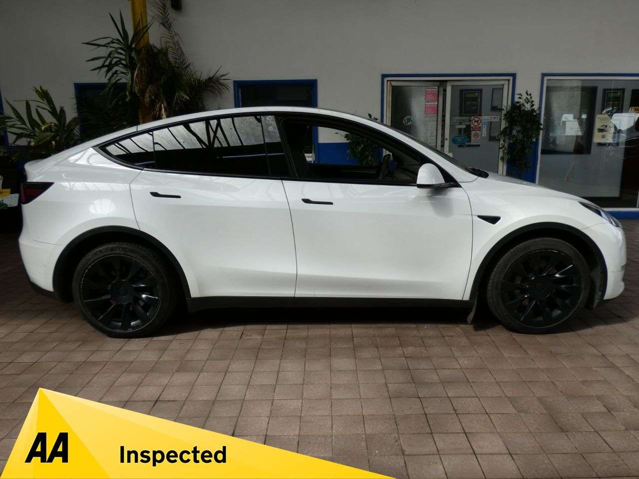 A 2022 TESLA MODEL Y (Dual Motor) Long Range SUV 5dr Electric Auto 4WDE (384 bhp) GENUINE LOW MI A 2022 TESLA MODEL Y (Dual Motor) Long Range SUV 5dr Electric Auto 4WDE (384 bhp) GENUINE LOW MI