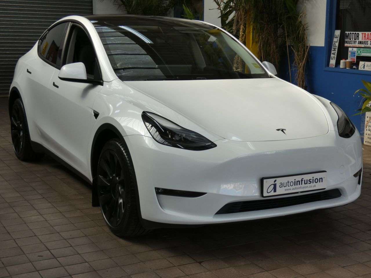 A 2022 TESLA MODEL Y (Dual Motor) Long Range SUV 5dr Electric Auto 4WDE (384 bhp) GENUINE LOW MI A 2022 TESLA MODEL Y (Dual Motor) Long Range SUV 5dr Electric Auto 4WDE (384 bhp) GENUINE LOW MI