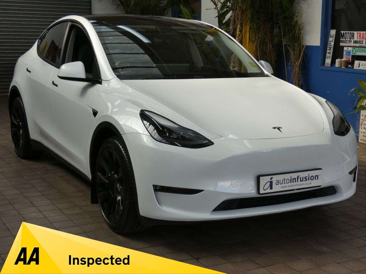A 2022 TESLA MODEL Y (Dual Motor) Long Range SUV 5dr Electric Auto 4WDE (384 bhp) GENUINE LOW MI A 2022 TESLA MODEL Y (Dual Motor) Long Range SUV 5dr Electric Auto 4WDE (384 bhp) GENUINE LOW MI