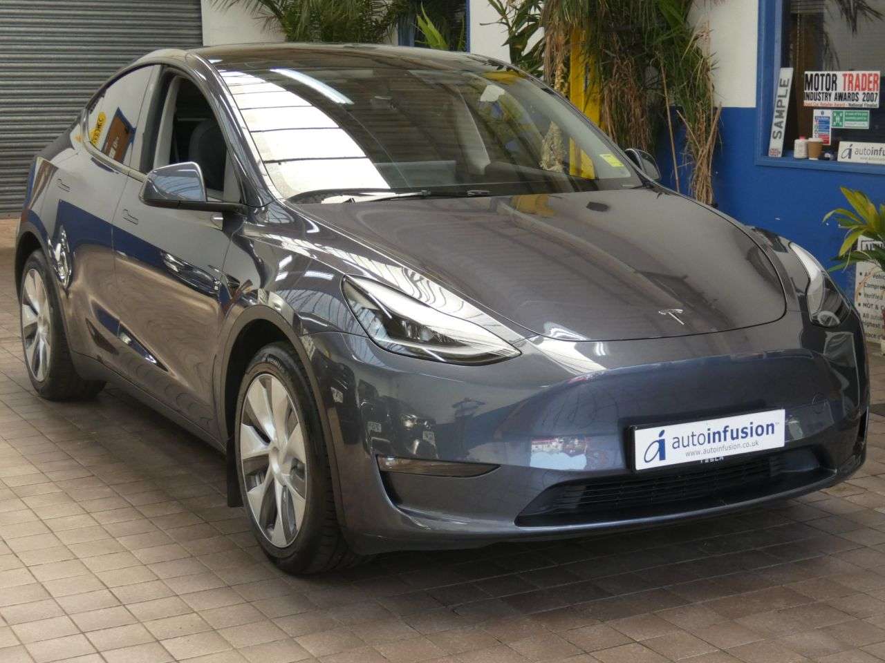 A 2022 TESLA MODEL Y (Dual Motor) Long Range SUV 5dr Electric Auto 4WDE (384 bhp) 1 OWNER STUNNI A 2022 TESLA MODEL Y (Dual Motor) Long Range SUV 5dr Electric Auto 4WDE (384 bhp) 1 OWNER STUNNI