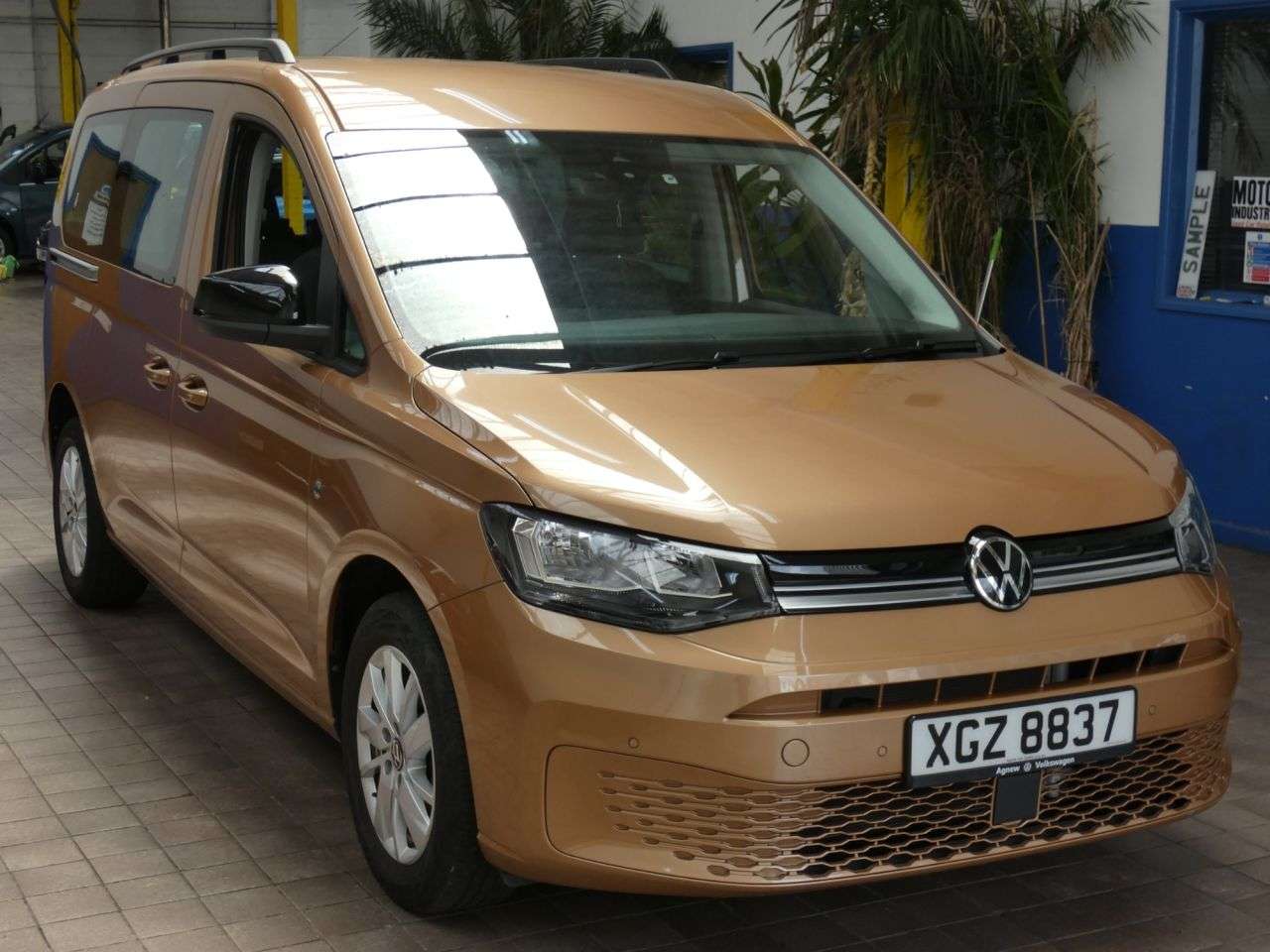 A 2022 VOLKSWAGEN CADDY MAXI 2.0 TDI Life MPV 5dr Diesel Manual Euro 6 (s/s) (122 ps) 1 OWNER SERVICE WA A 2022 VOLKSWAGEN CADDY MAXI 2.0 TDI Life MPV 5dr Diesel Manual Euro 6 (s/s) (122 ps) 1 OWNER SERVICE WA