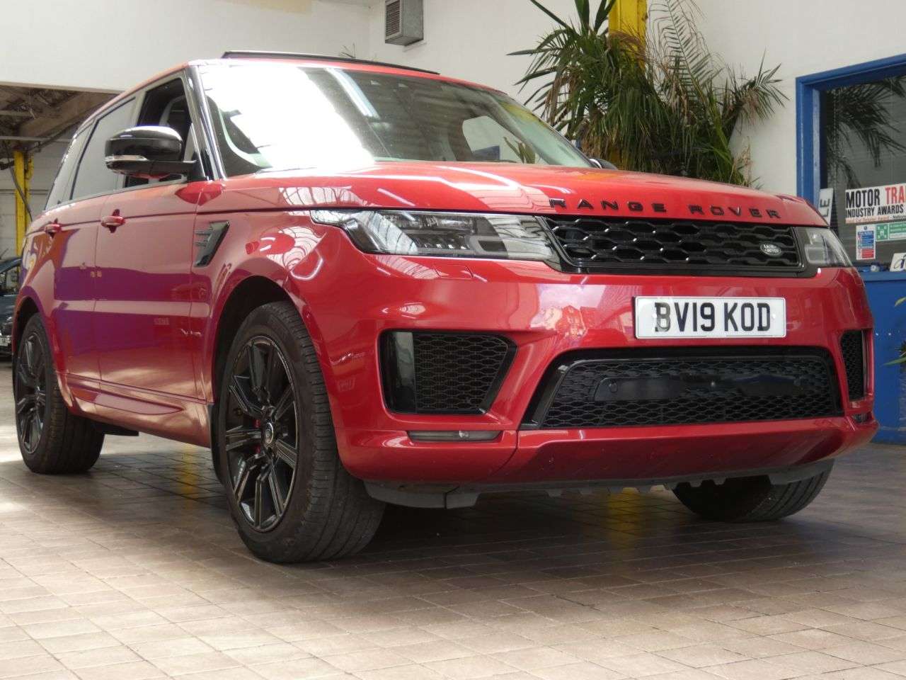 A 2019 LAND ROVER RANGE ROVER SPORT 2.0 P400e 13.1kWh HSE GPF Dynamic SUV 5dr Petrol Plug-in Hybrid Auto 4WD Eu A 2019 LAND ROVER RANGE ROVER SPORT 2.0 P400e 13.1kWh HSE GPF Dynamic SUV 5dr Petrol Plug-in Hybrid Auto 4WD Eu