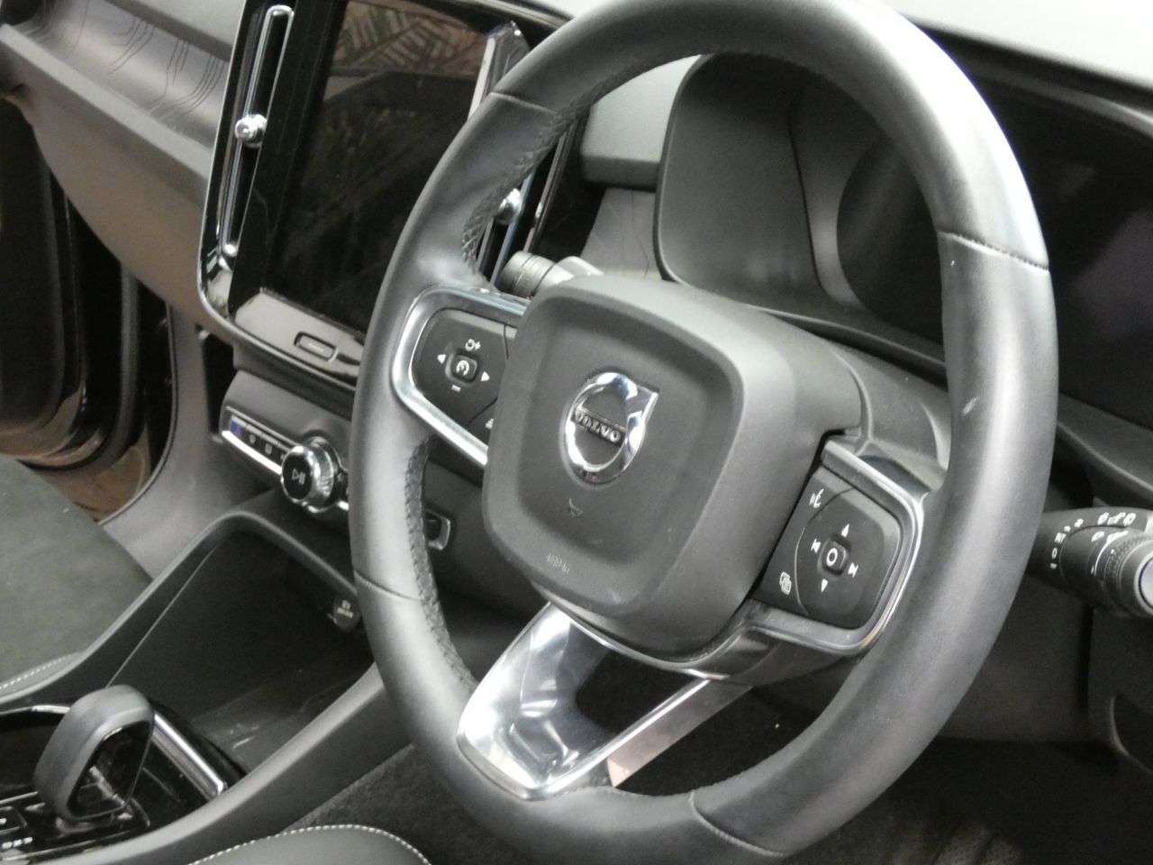 2023 VOLVO XC40 2023 VOLVO XC40