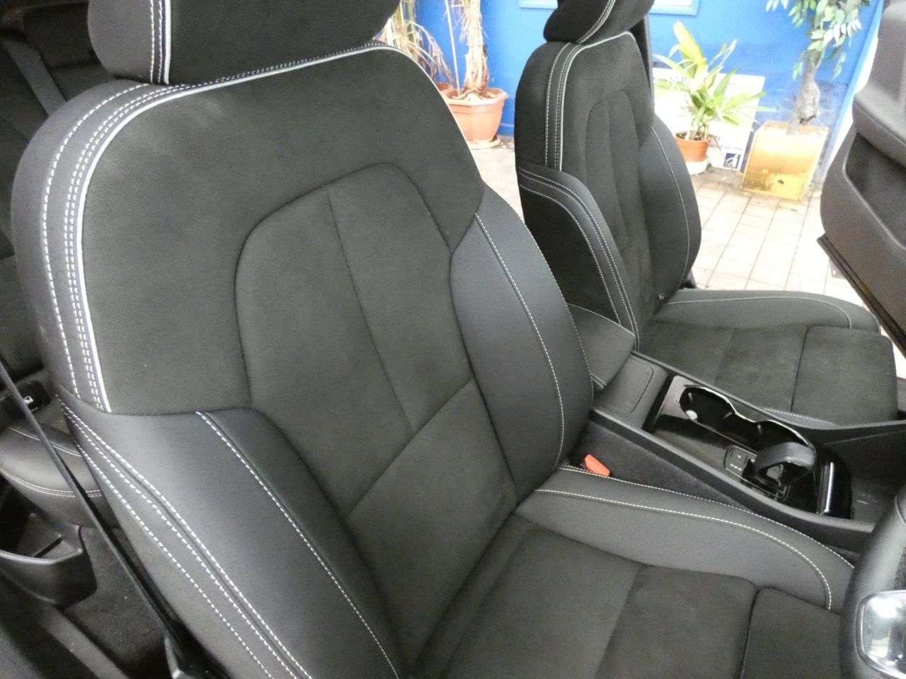 2023 VOLVO XC40 2023 VOLVO XC40