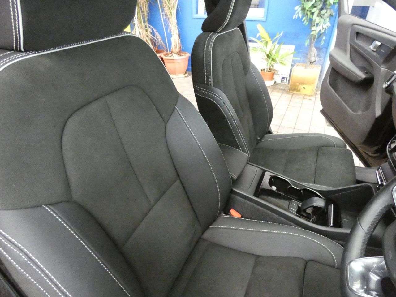 2023 VOLVO XC40 2023 VOLVO XC40