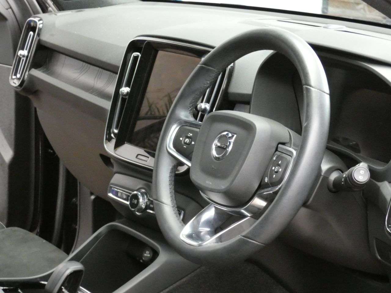 2023 VOLVO XC40 2023 VOLVO XC40