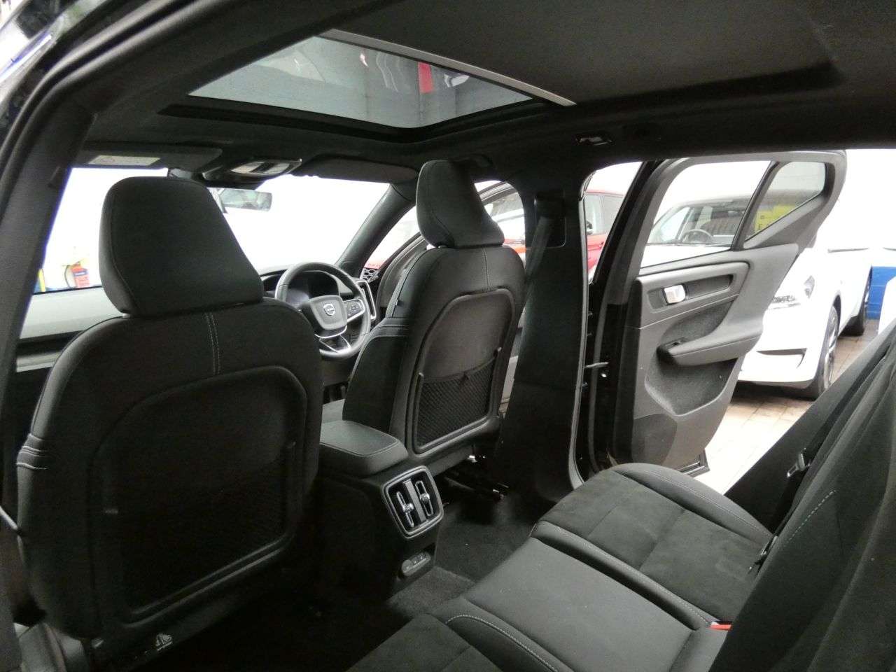 2023 VOLVO XC40 2023 VOLVO XC40