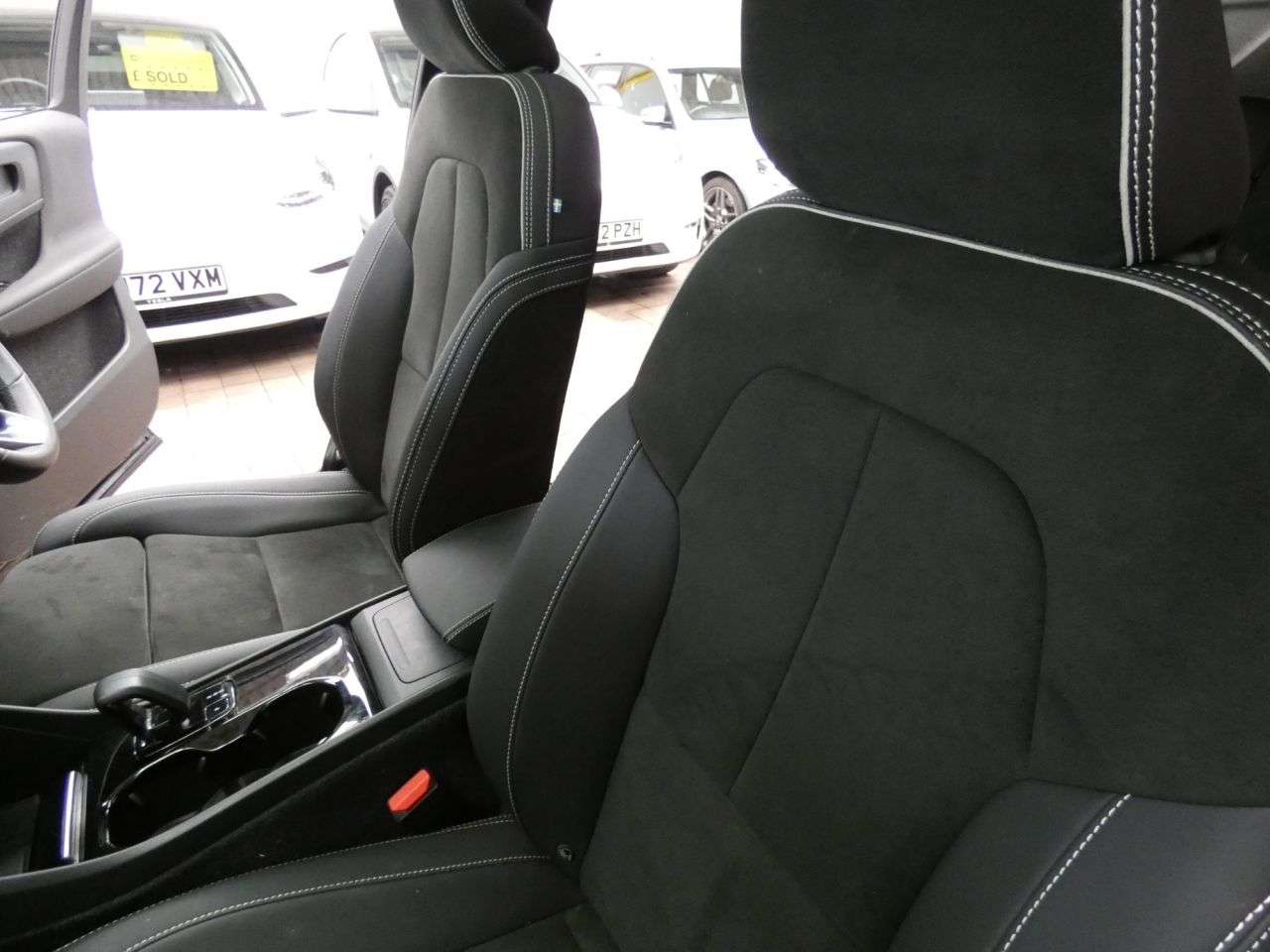 2023 VOLVO XC40 2023 VOLVO XC40