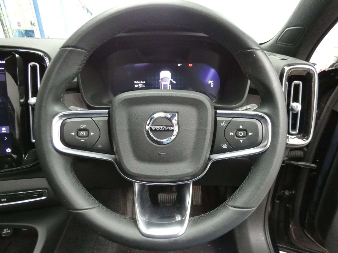 2023 VOLVO XC40 2023 VOLVO XC40
