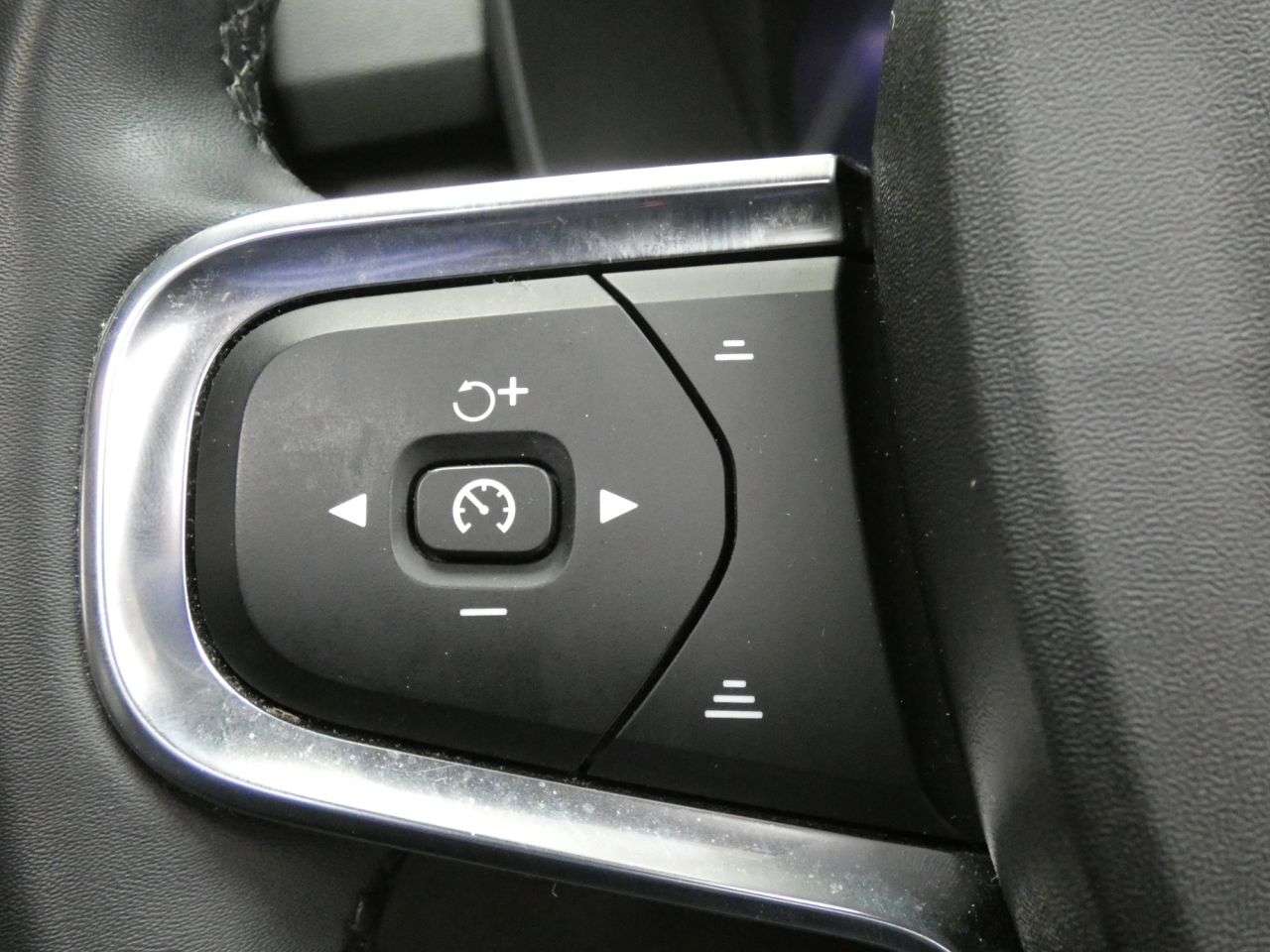 2023 VOLVO XC40 2023 VOLVO XC40