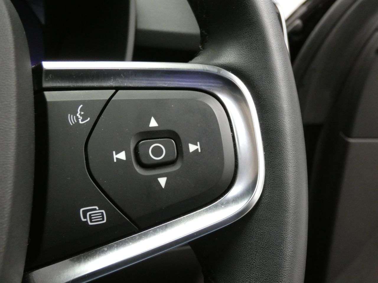 2023 VOLVO XC40 2023 VOLVO XC40