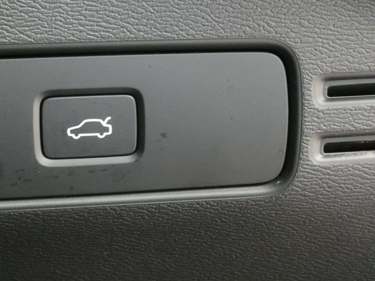 2023 VOLVO XC40 2023 VOLVO XC40