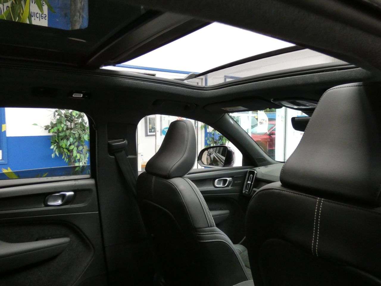 2023 VOLVO XC40 2023 VOLVO XC40