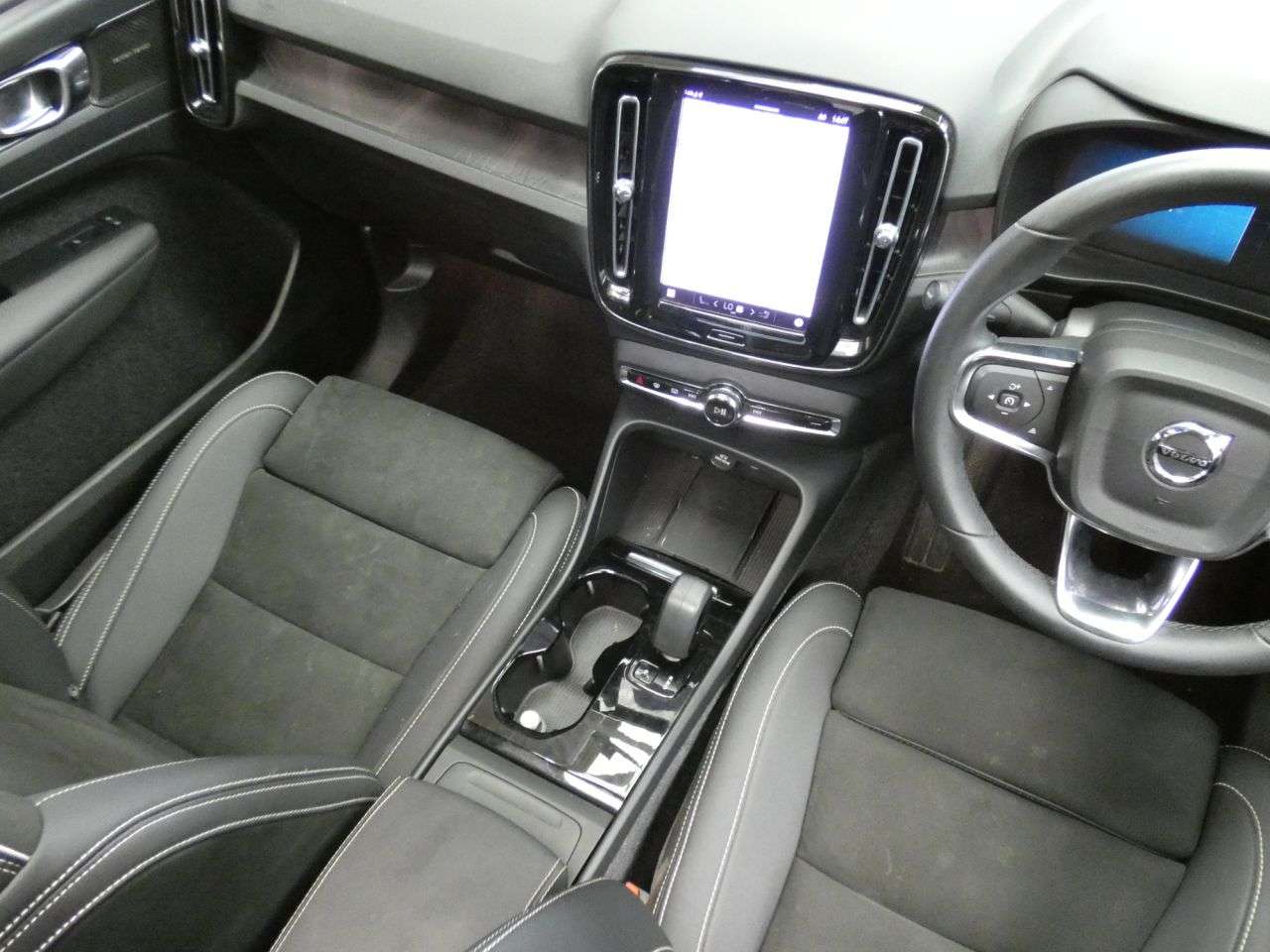 2023 VOLVO XC40 2023 VOLVO XC40