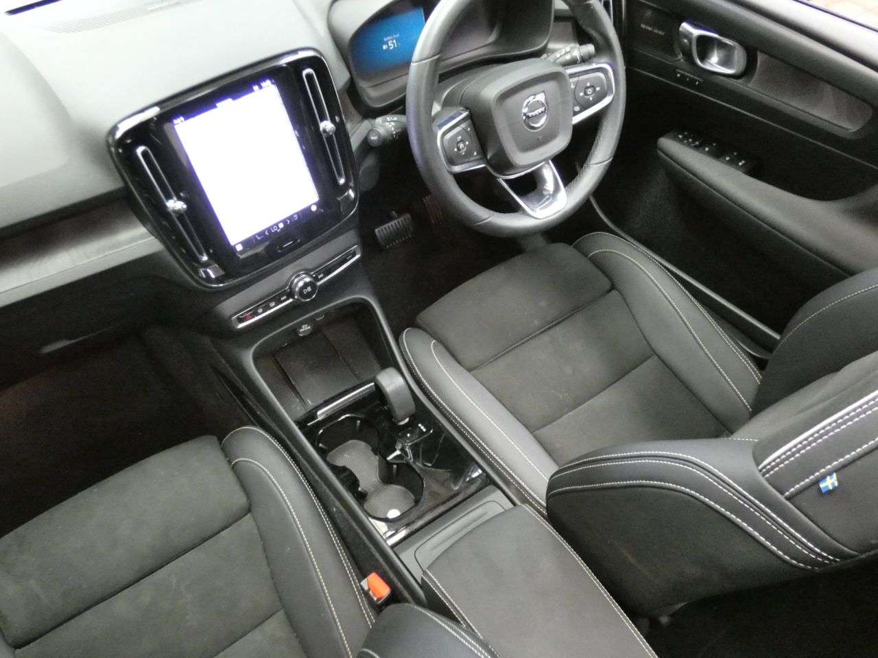 2023 VOLVO XC40 2023 VOLVO XC40