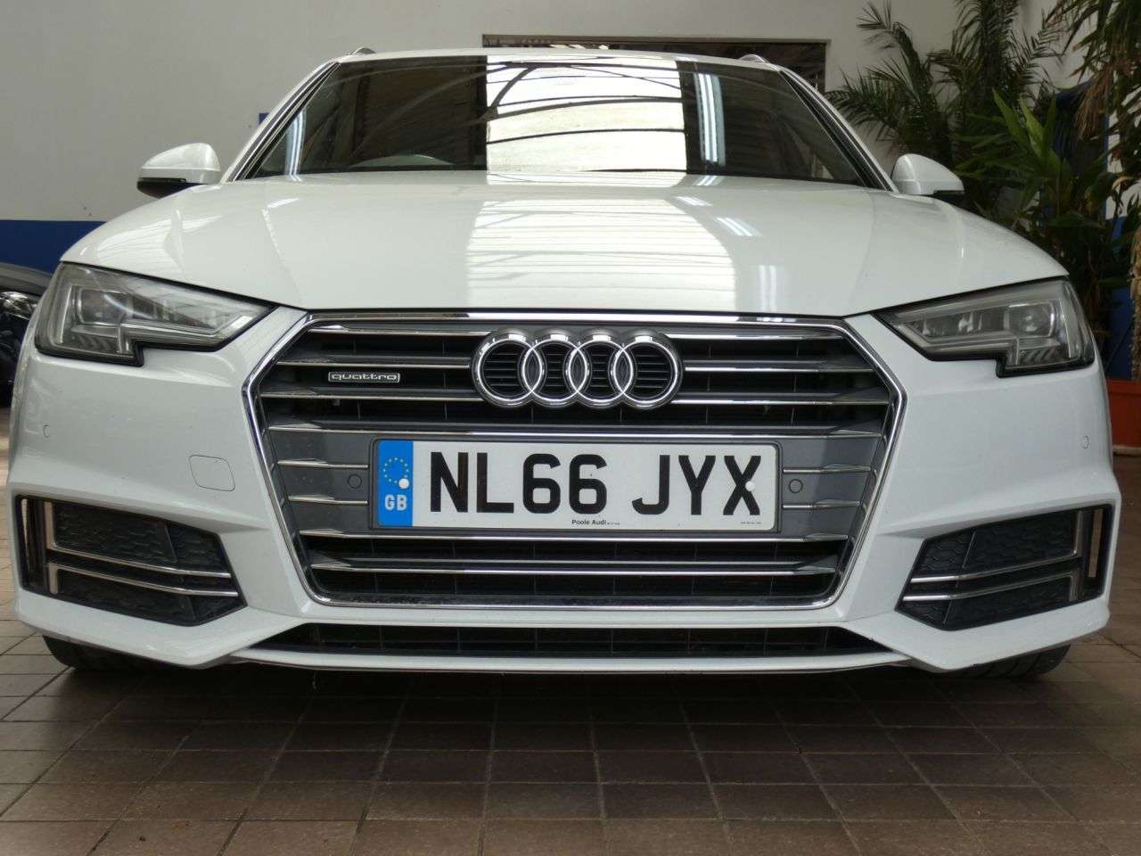 A 2016 AUDI A4 AVANT 2.0 TDI S line Estate 5dr Diesel S Tronic quattro Euro 6 (s/s) (190 ps) 3 O A 2016 AUDI A4 AVANT 2.0 TDI S line Estate 5dr Diesel S Tronic quattro Euro 6 (s/s) (190 ps) 3 O