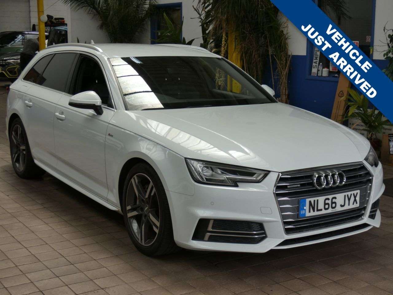 A 2016 AUDI A4 AVANT 2.0 TDI S line Estate 5dr Diesel S Tronic quattro Euro 6 (s/s) (190 ps) 3 O A 2016 AUDI A4 AVANT 2.0 TDI S line Estate 5dr Diesel S Tronic quattro Euro 6 (s/s) (190 ps) 3 O
