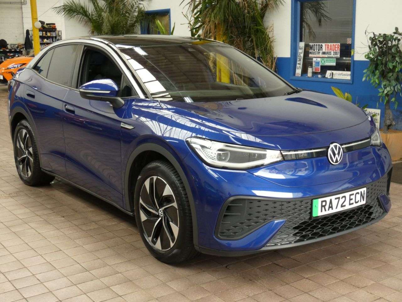 A 2023 VOLKSWAGEN ID.5 Pro 77kWh Style SUV 5dr Electric Auto (174 ps) 1 OWNER SERVICE HISTORY WARR A 2023 VOLKSWAGEN ID.5 Pro 77kWh Style SUV 5dr Electric Auto (174 ps) 1 OWNER SERVICE HISTORY WARR