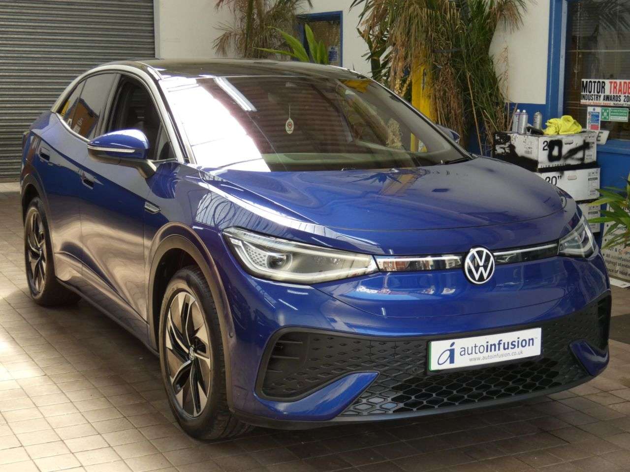 A 2023 VOLKSWAGEN ID.5 Pro 77kWh Style SUV 5dr Electric Auto (174 ps) 1 OWNER SERVICE HISTORY WARR A 2023 VOLKSWAGEN ID.5 Pro 77kWh Style SUV 5dr Electric Auto (174 ps) 1 OWNER SERVICE HISTORY WARR