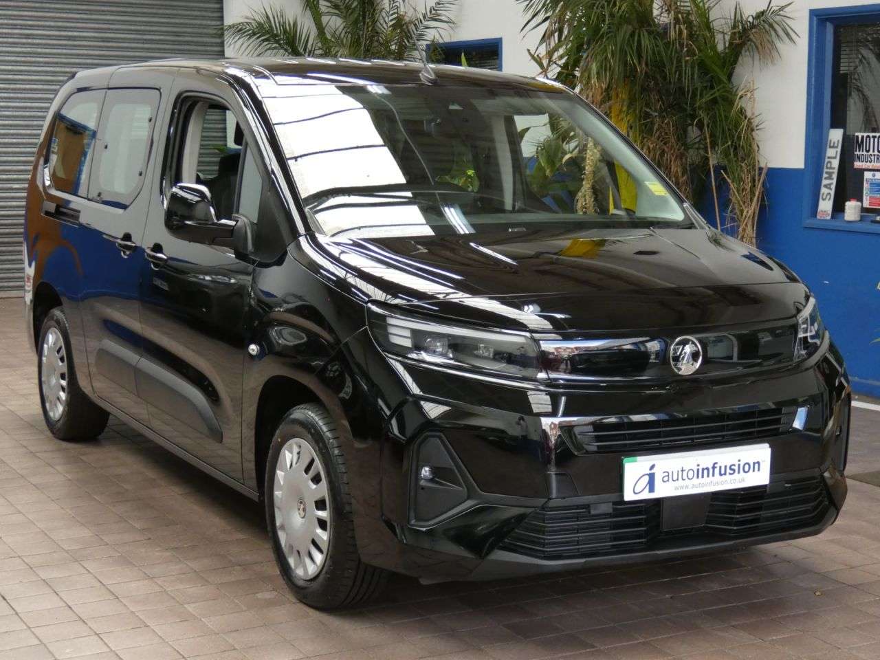 A 2024 VAUXHALL COMBO LIFE ELECTRIC 52kWh Design XL MPV 5dr Electric Auto (7.4kW Charger) (136 ps) 213 MILE RAN A 2024 VAUXHALL COMBO LIFE ELECTRIC 52kWh Design XL MPV 5dr Electric Auto (7.4kW Charger) (136 ps) 213 MILE RAN