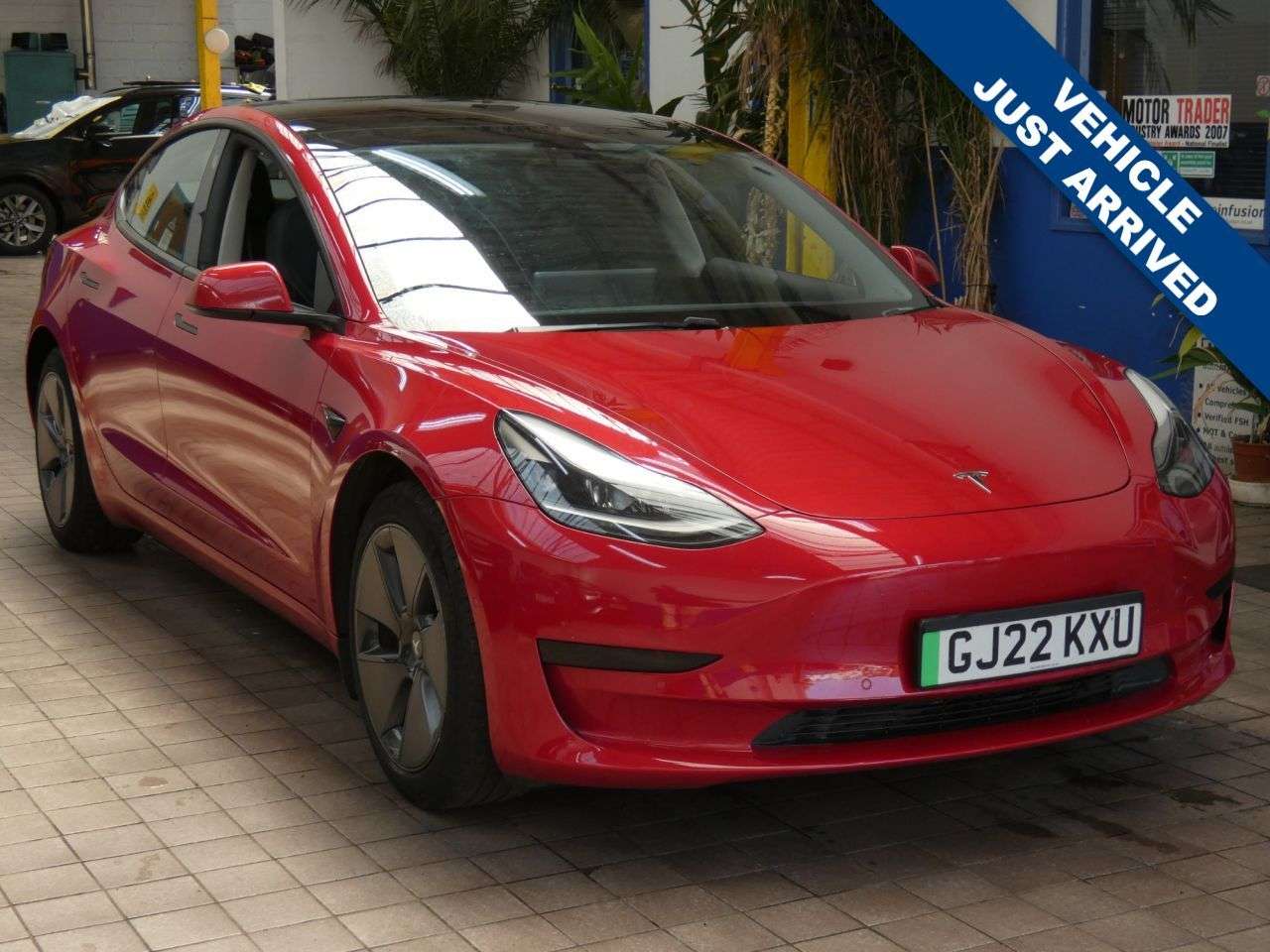 A 2022 TESLA MODEL 3 Standard Range Plus Saloon 4dr Electric Auto RWD (241 bhp) STUNNING IN RED A 2022 TESLA MODEL 3 Standard Range Plus Saloon 4dr Electric Auto RWD (241 bhp) STUNNING IN RED