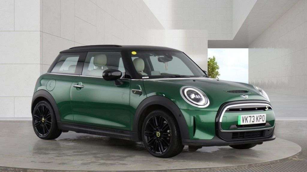 A 2023 MINI ELECTRIC HATCH Cooper SE 32.6kWh Level 3 Hatchback 3dr Electric Auto (184 ps) 1 OWNER SERV A 2023 MINI ELECTRIC HATCH Cooper SE 32.6kWh Level 3 Hatchback 3dr Electric Auto (184 ps) 1 OWNER SERV