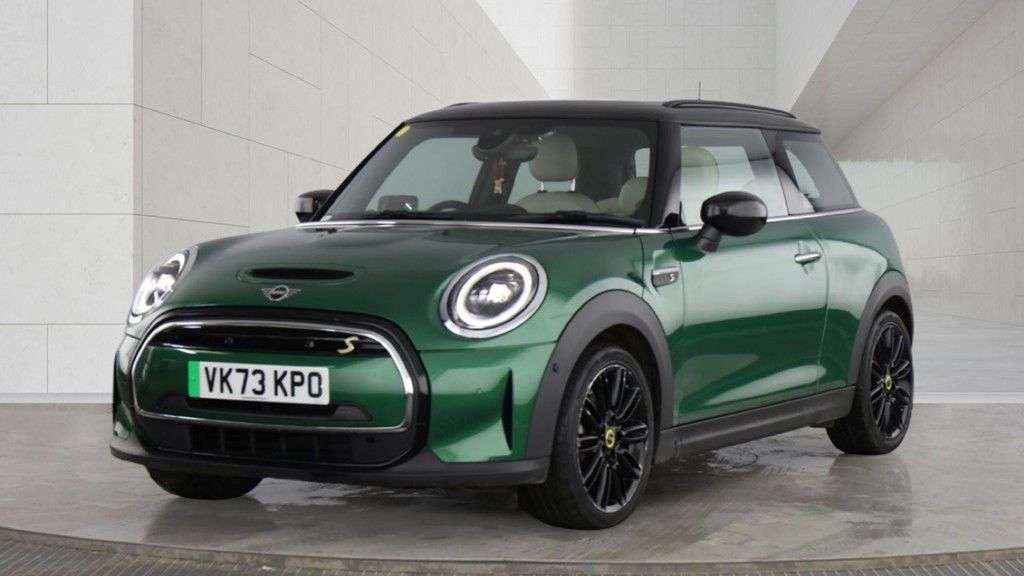 A 2023 MINI ELECTRIC HATCH Cooper SE 32.6kWh Level 3 Hatchback 3dr Electric Auto (184 ps) 1 OWNER SERV A 2023 MINI ELECTRIC HATCH Cooper SE 32.6kWh Level 3 Hatchback 3dr Electric Auto (184 ps) 1 OWNER SERV