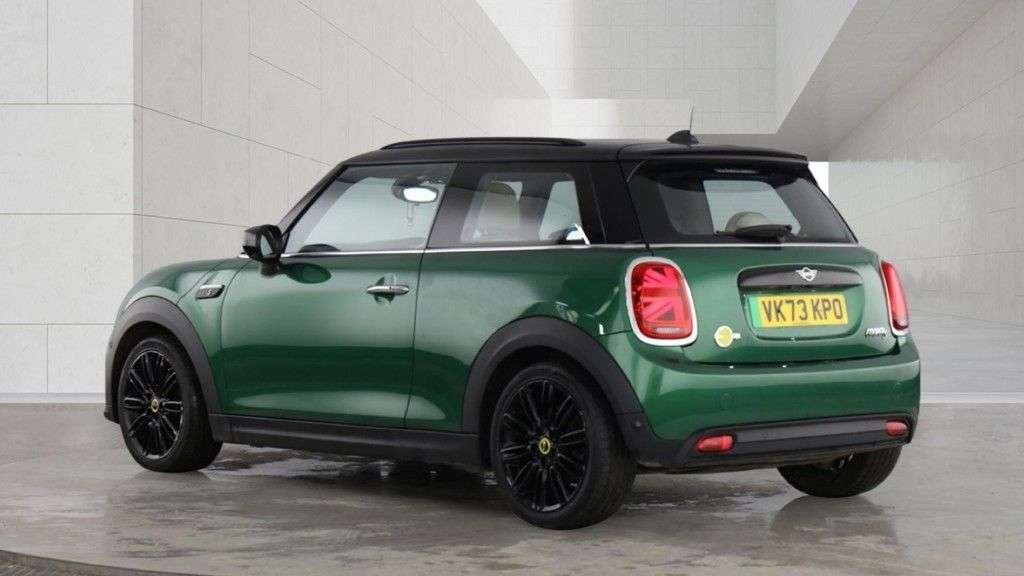 A 2023 MINI ELECTRIC HATCH Cooper SE 32.6kWh Level 3 Hatchback 3dr Electric Auto (184 ps) 1 OWNER SERV A 2023 MINI ELECTRIC HATCH Cooper SE 32.6kWh Level 3 Hatchback 3dr Electric Auto (184 ps) 1 OWNER SERV
