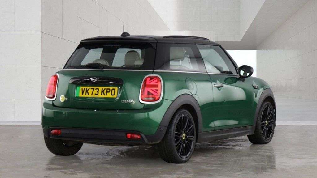 A 2023 MINI ELECTRIC HATCH Cooper SE 32.6kWh Level 3 Hatchback 3dr Electric Auto (184 ps) 1 OWNER SERV A 2023 MINI ELECTRIC HATCH Cooper SE 32.6kWh Level 3 Hatchback 3dr Electric Auto (184 ps) 1 OWNER SERV
