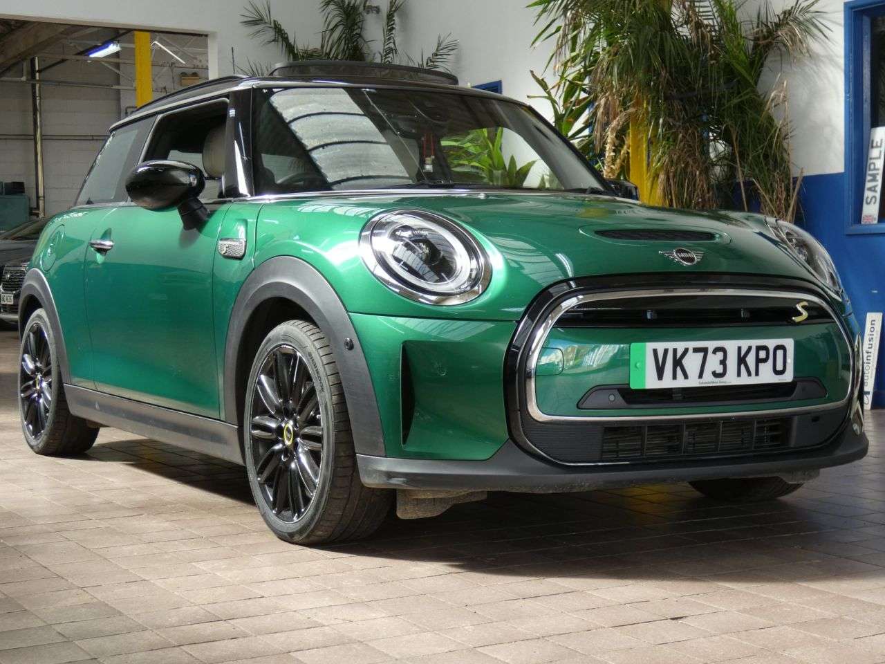 A 2023 MINI ELECTRIC HATCH Cooper SE 32.6kWh Level 3 Hatchback 3dr Electric Auto (184 ps) 1 OWNER SERV A 2023 MINI ELECTRIC HATCH Cooper SE 32.6kWh Level 3 Hatchback 3dr Electric Auto (184 ps) 1 OWNER SERV