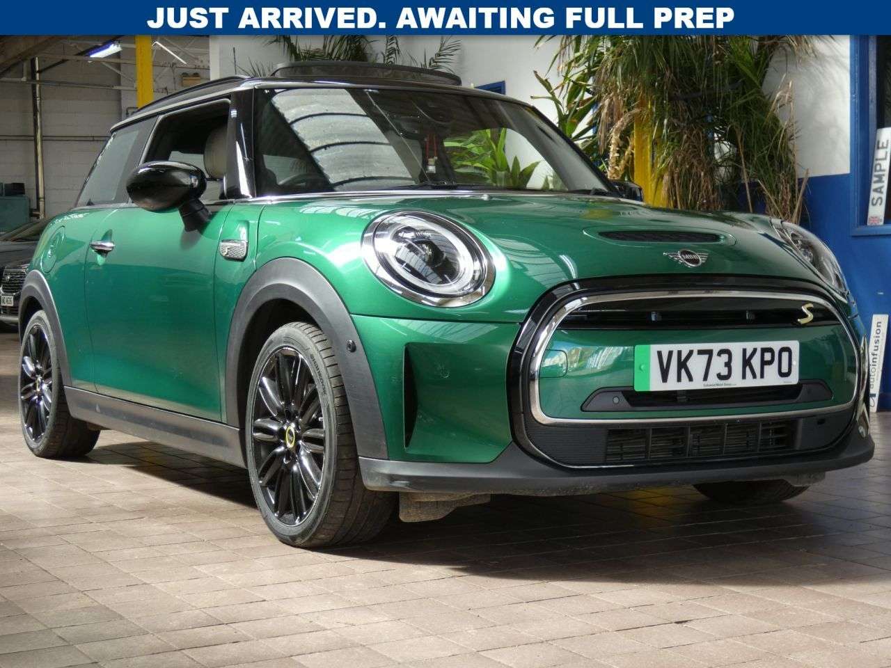 A 2023 MINI ELECTRIC HATCH Cooper SE 32.6kWh Level 3 Hatchback 3dr Electric Auto (184 ps) 1 OWNER SERV A 2023 MINI ELECTRIC HATCH Cooper SE 32.6kWh Level 3 Hatchback 3dr Electric Auto (184 ps) 1 OWNER SERV